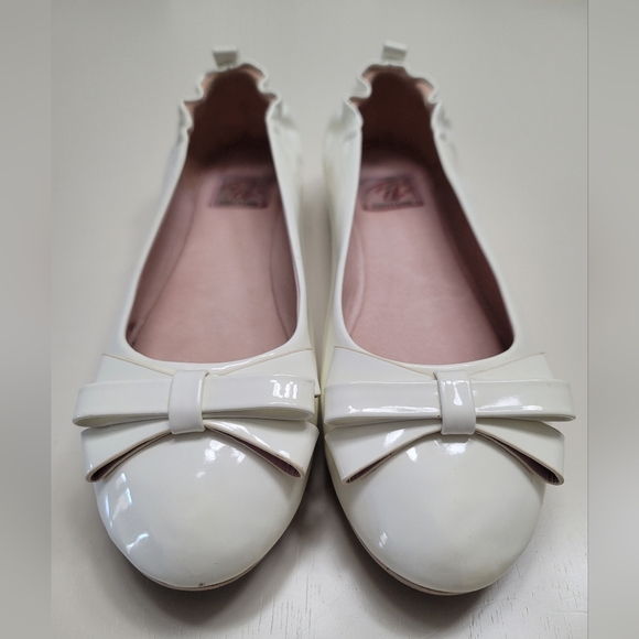 Pin Up Couture White Patent Leather Flats 11M EUC - Picture 2 of 4
